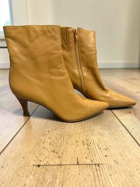 Diba Women's Tan Leather Pointed Toe Kitten Heel Ankle Booties